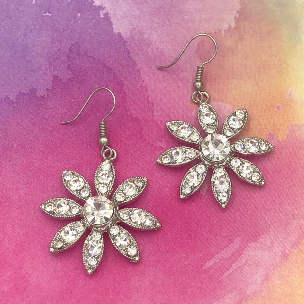 🌼 Rhinestone Flower  Silver Tone Dangle Earrings